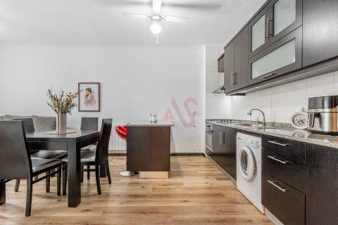 Apartamento T2 | 2.º Andar c/ Elevador | Lugar de Garagem | Centro de Vizela