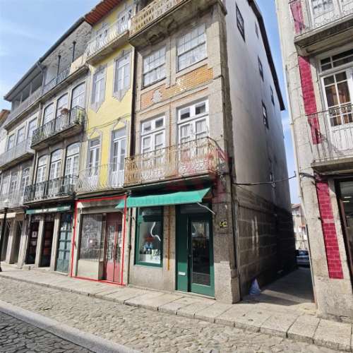 Loja com 52,15 m2 na Rua Rainha Dona Maria II em Guimarães para ARRENDAMENTO