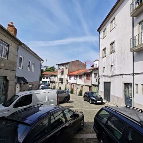 Loja com 52,15 m2 na Rua Rainha Dona Maria II em Guimarães para ARRENDAMENTO