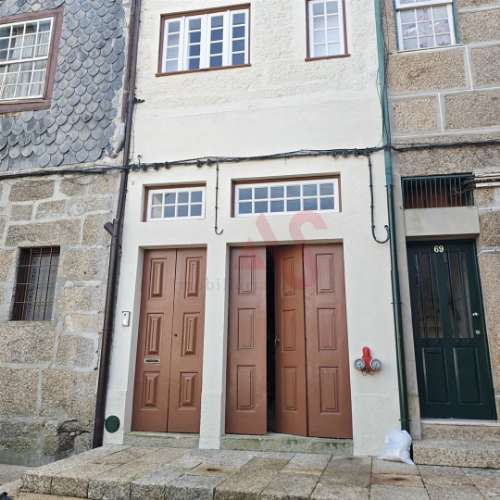 Loja com 52,15 m2 na Rua Rainha Dona Maria II em Guimarães para ARRENDAMENTO