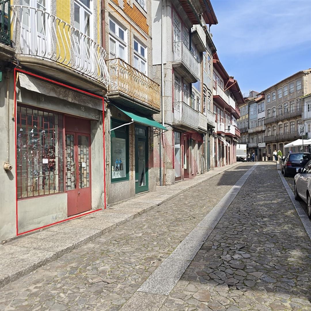 Loja com 52,15 m2 na Rua Rainha Dona Maria II em Guimarães para ARRENDAMENTO