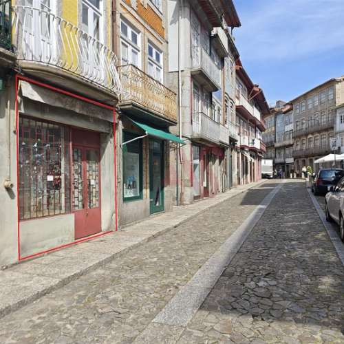 Loja com 52,15 m2 na Rua Rainha Dona Maria II em Guimarães para ARRENDAMENTO