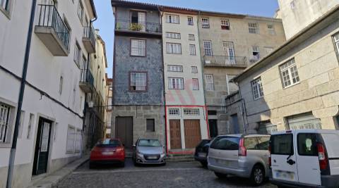 Loja com 52,15 m2 na Rua Rainha Dona Maria II em Guimarães para ARRENDAMENTO