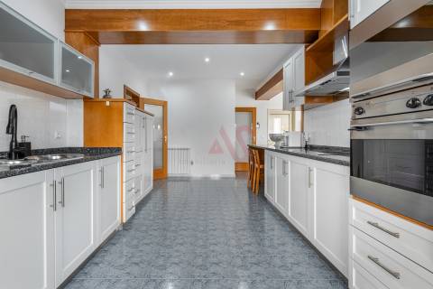 Moradia Geminada T3+1 em Vizela — Excelente estado de conservação e exposição solar e amplas áreas
