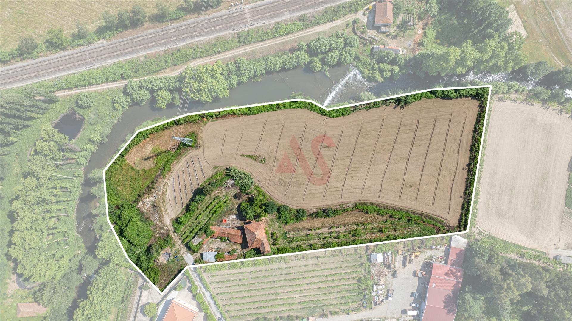 Quinta com acesso direto ao rio em Penafiel | 14.698 m²