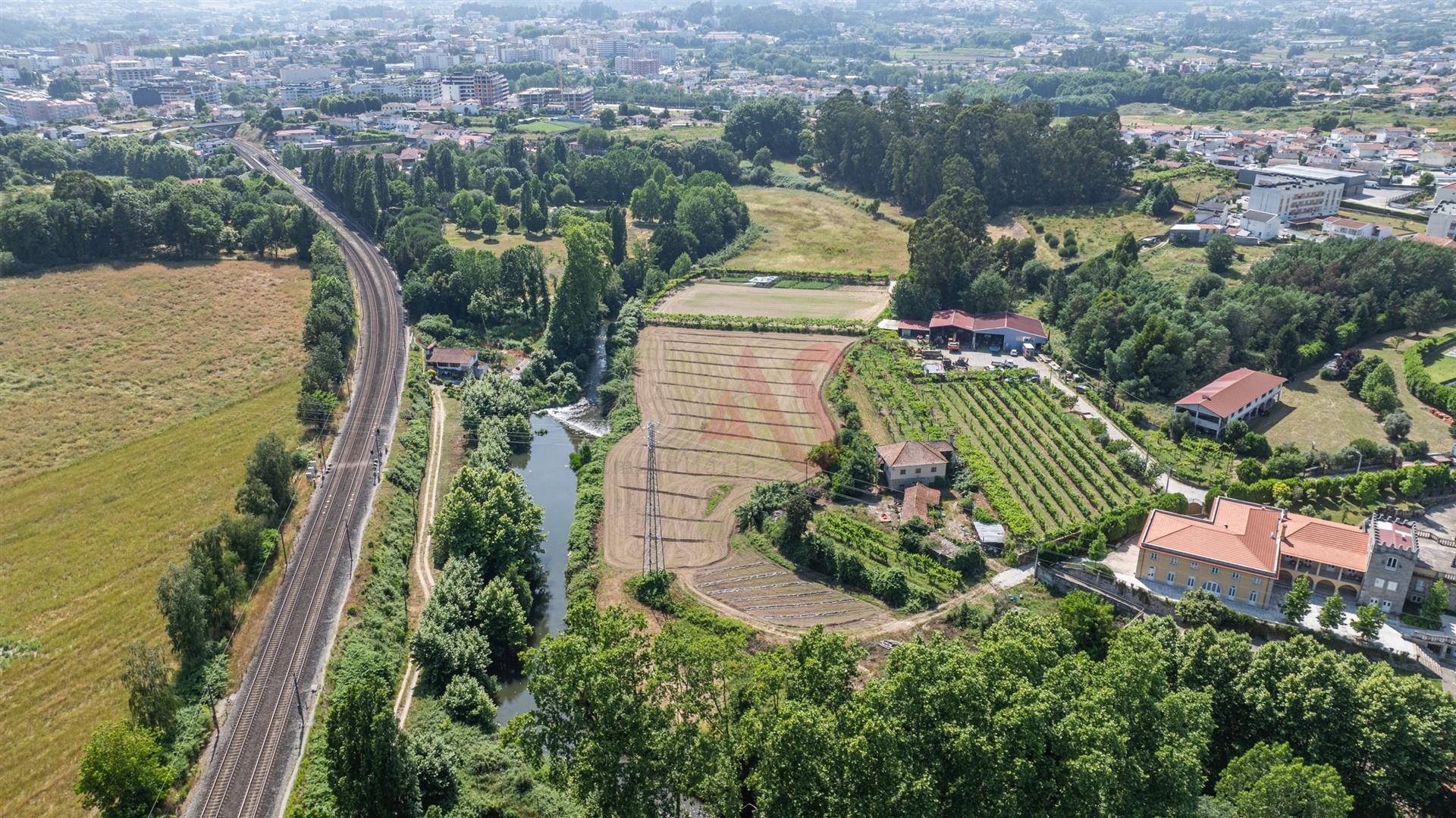 Quinta com acesso direto ao rio em Penafiel | 14.698 m²