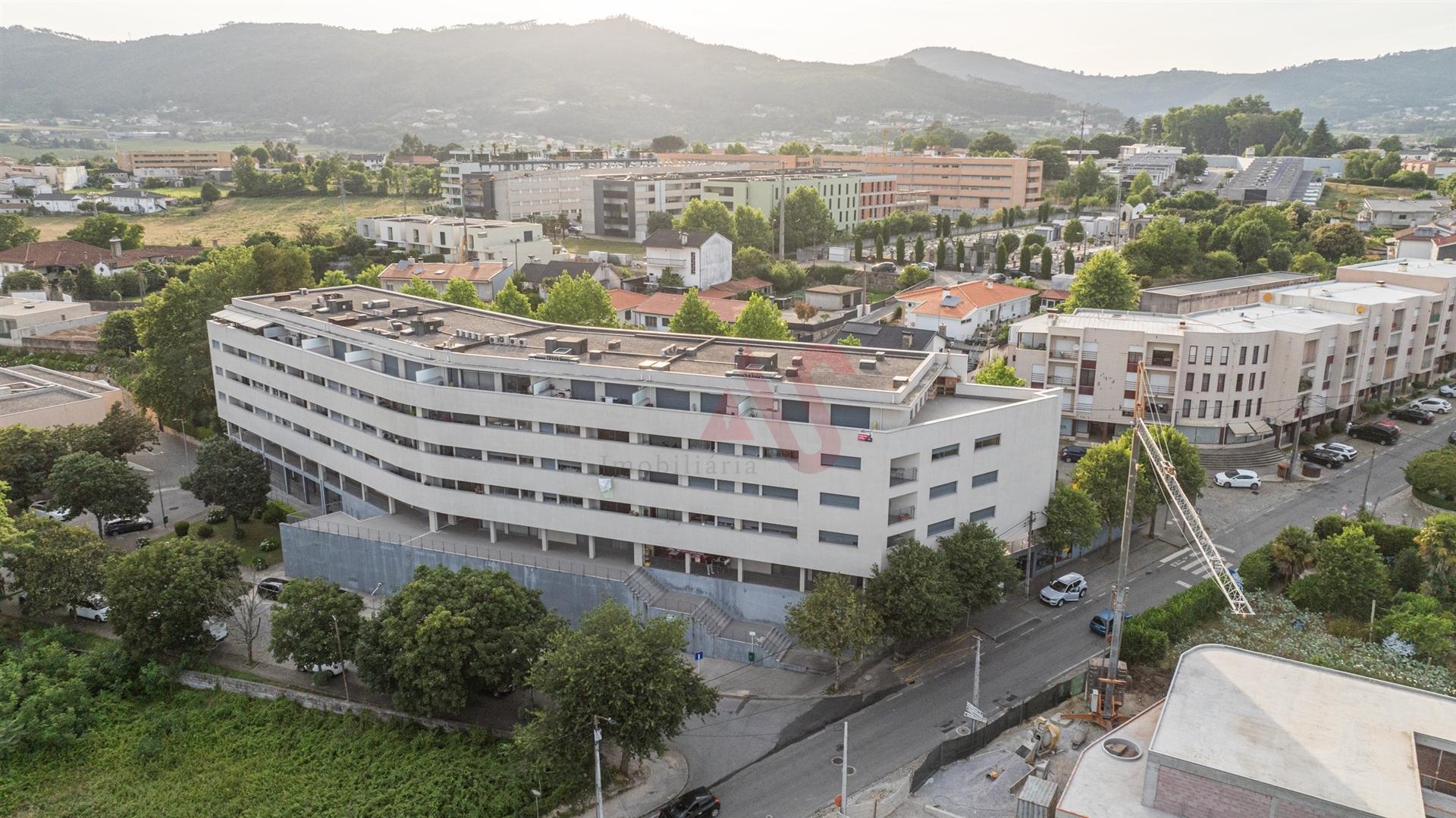OPORTUNIDADE EXCLUSIVA: Apartamento T3 de Luxo, Totalmente Mobilado e Equipado – Caldelas, Guimarães