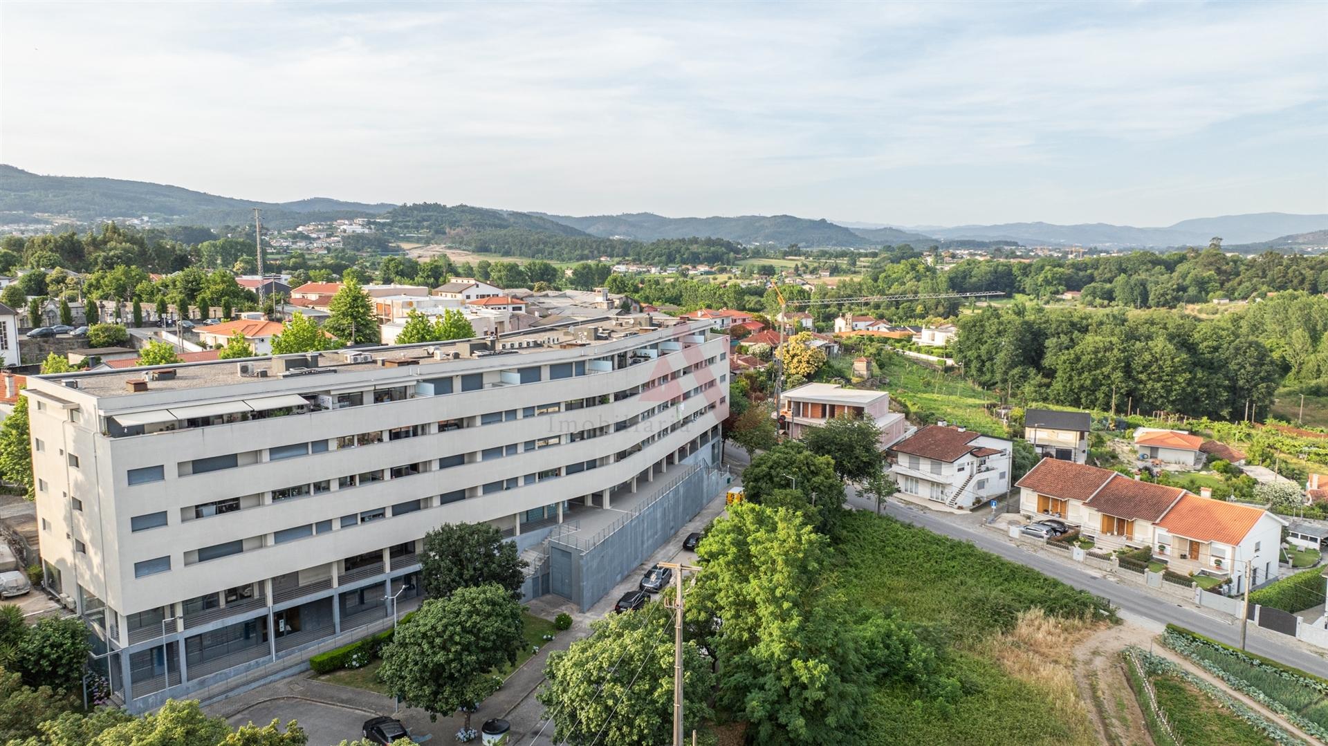 OPORTUNIDADE EXCLUSIVA: Apartamento T3 de Luxo, Totalmente Mobilado e Equipado – Caldelas, Guimarães