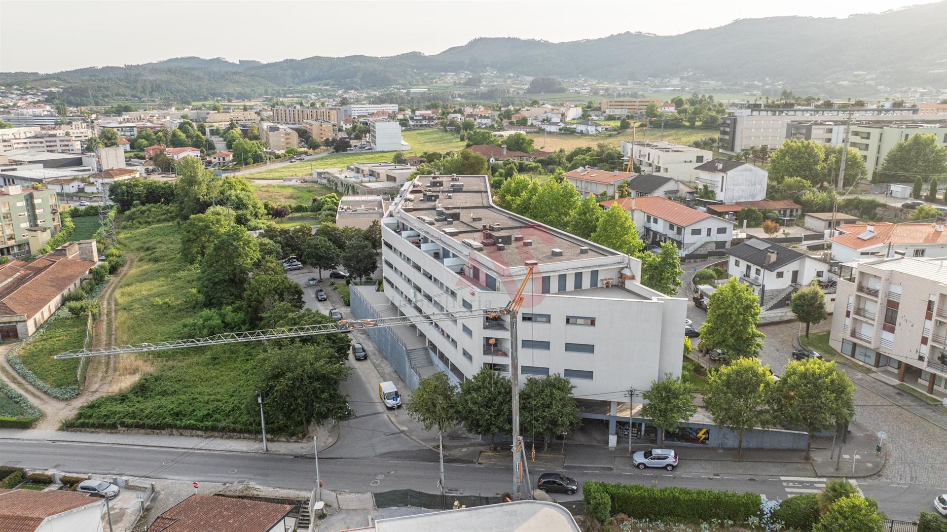 OPORTUNIDADE EXCLUSIVA: Apartamento T3 de Luxo, Totalmente Mobilado e Equipado – Caldelas, Guimarães