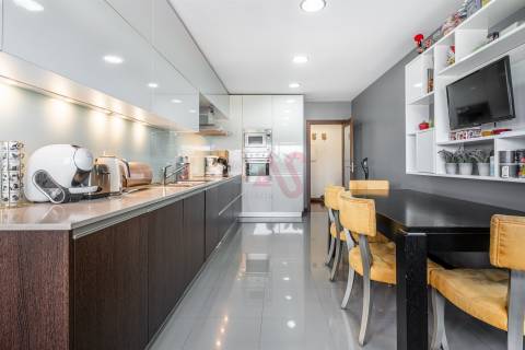 OPORTUNIDADE EXCLUSIVA: Apartamento T3 de Luxo, Totalmente Mobilado e Equipado – Caldelas, Guimarães