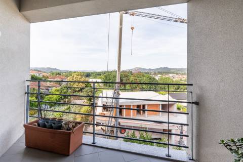 OPORTUNIDADE EXCLUSIVA: Apartamento T3 de Luxo, Totalmente Mobilado e Equipado – Caldelas, Guimarães
