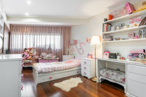 OPORTUNIDADE EXCLUSIVA: Apartamento T3 de Luxo, Totalmente Mobilado e Equipado – Caldelas, Guimarães