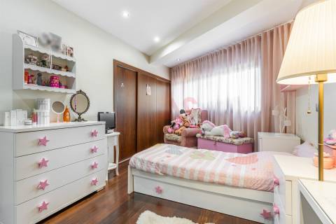 OPORTUNIDADE EXCLUSIVA: Apartamento T3 de Luxo, Totalmente Mobilado e Equipado – Caldelas, Guimarães