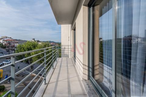 OPORTUNIDADE EXCLUSIVA: Apartamento T3 de Luxo, Totalmente Mobilado e Equipado – Caldelas, Guimarães