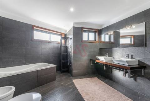 OPORTUNIDADE EXCLUSIVA: Apartamento T3 de Luxo, Totalmente Mobilado e Equipado – Caldelas, Guimarães