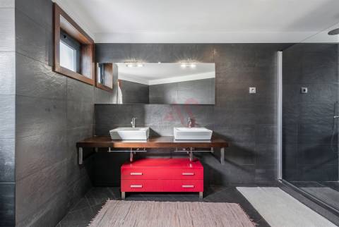 OPORTUNIDADE EXCLUSIVA: Apartamento T3 de Luxo, Totalmente Mobilado e Equipado – Caldelas, Guimarães