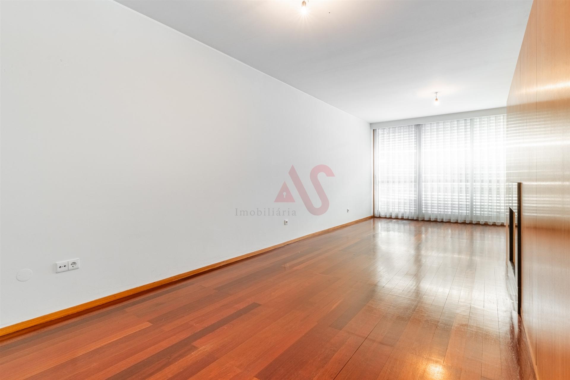 Apartamento T3 com 153 m² | Garagem Fechada | Ar Condicionado | Aquecimento Central | Vizela
