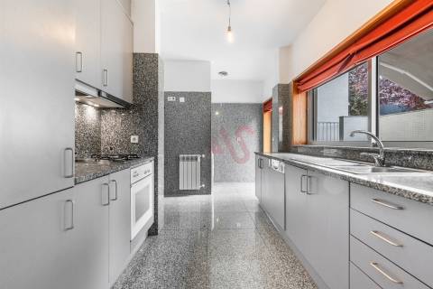 Apartamento T3 com 153 m² | Garagem Fechada | Ar Condicionado | Aquecimento Central | Vizela