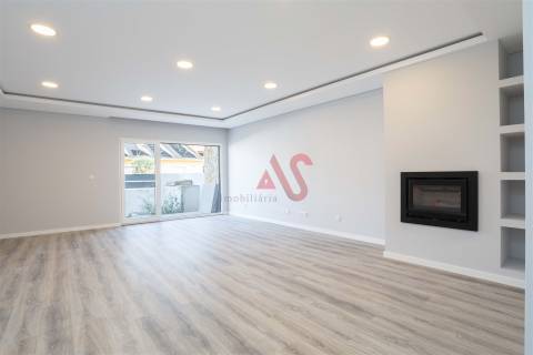 Moradia T4 nova em Fernão Ferro, Seixal