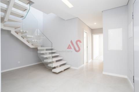 Moradia T4 nova em Fernão Ferro, Seixal