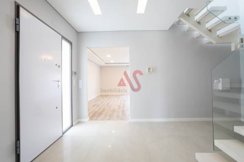 Moradia T4 nova em Fernão Ferro, Seixal