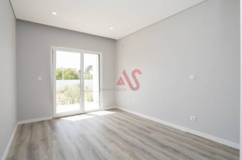 Moradia T4 nova em Fernão Ferro, Seixal