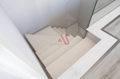 Moradia T4 nova em Fernão Ferro, Seixal