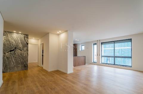 Apartamento T4 próximo à Rotunda da Boavista e Casa da Música