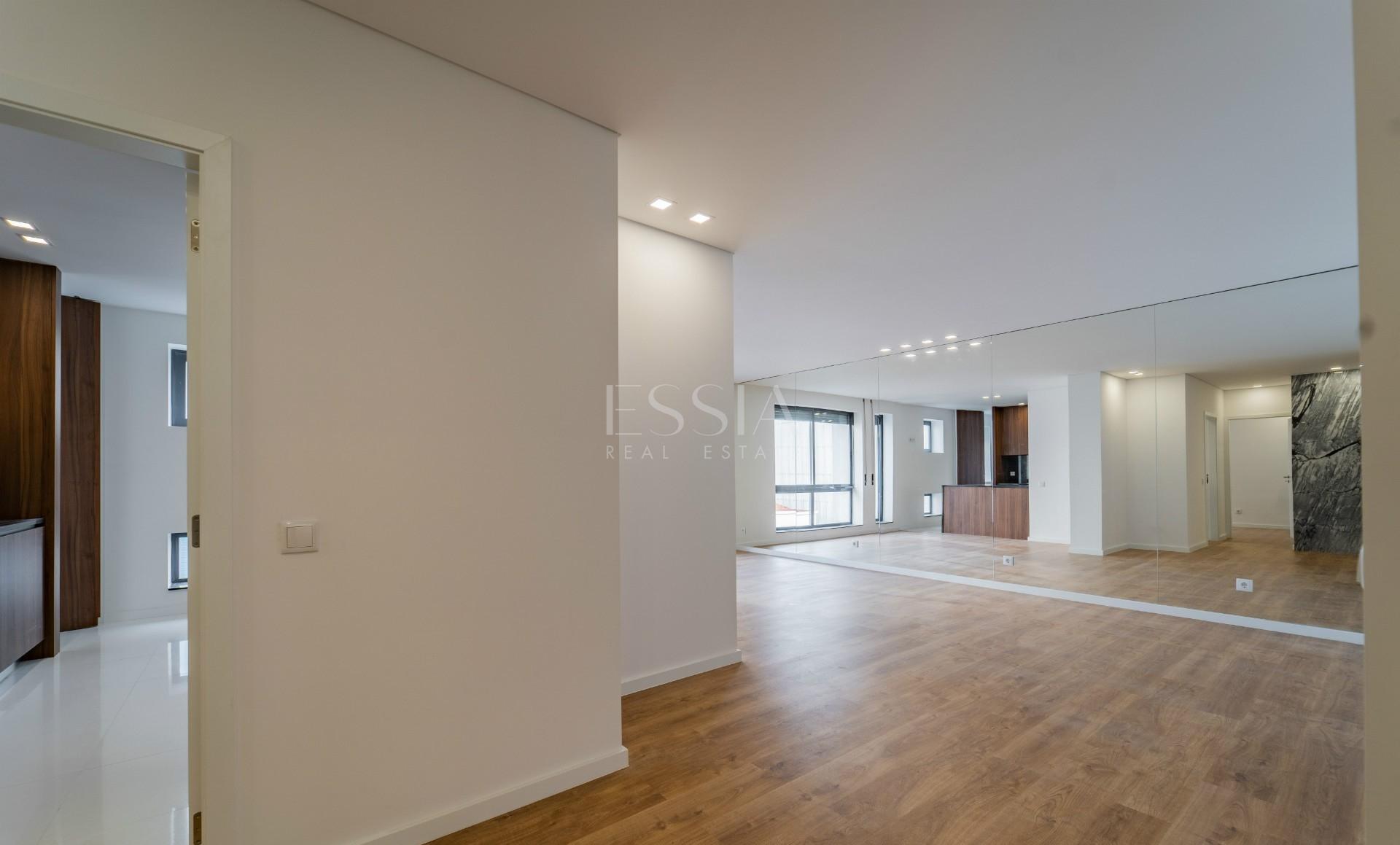 Apartamento T4 próximo à Rotunda da Boavista e Casa da Música