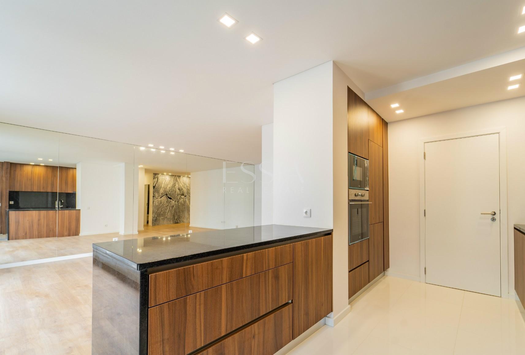 Apartamento T4 próximo à Rotunda da Boavista e Casa da Música