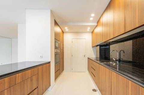 Apartamento T4 próximo à Rotunda da Boavista e Casa da Música