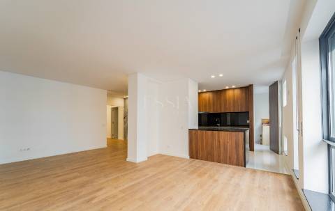 Apartamento T4 próximo à Rotunda da Boavista e Casa da Música