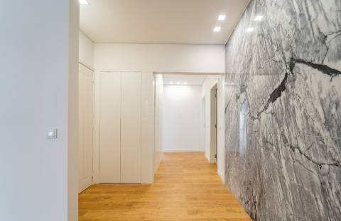 Apartamento T4 próximo à Rotunda da Boavista e Casa da Música