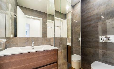 Apartamento T4 próximo à Rotunda da Boavista e Casa da Música