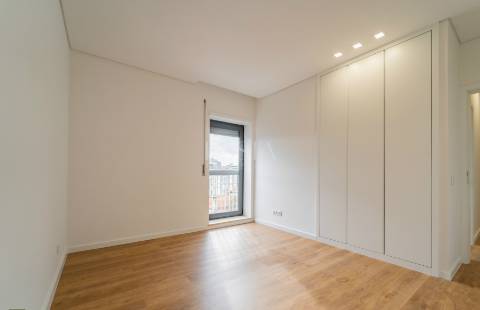 Apartamento T4 próximo à Rotunda da Boavista e Casa da Música