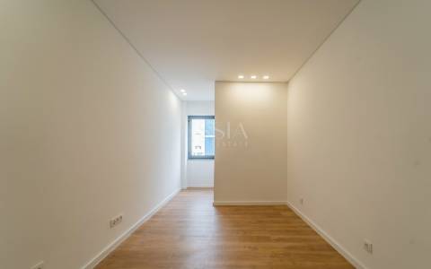 Apartamento T4 próximo à Rotunda da Boavista e Casa da Música