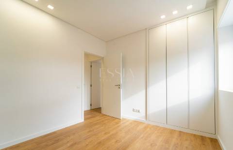 Apartamento T4 próximo à Rotunda da Boavista e Casa da Música