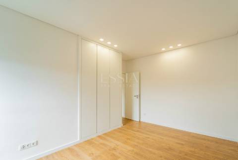 Apartamento T4 próximo à Rotunda da Boavista e Casa da Música