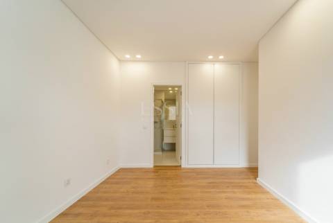 Apartamento T4 próximo à Rotunda da Boavista e Casa da Música