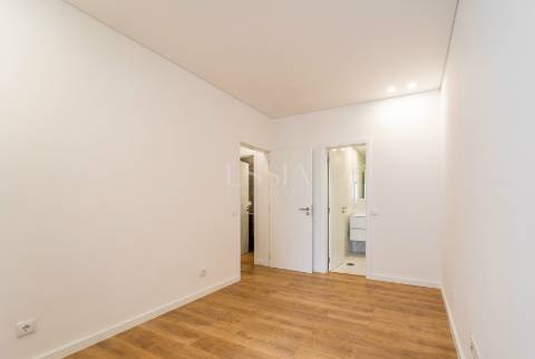 Apartamento T4 próximo à Rotunda da Boavista e Casa da Música