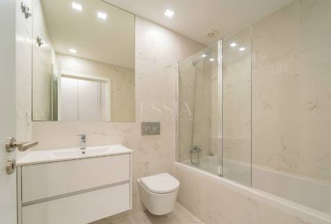 Apartamento T4 próximo à Rotunda da Boavista e Casa da Música