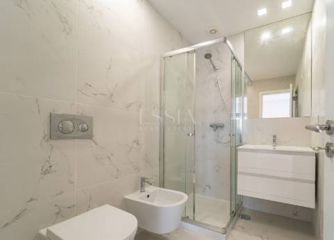 Apartamento T4 próximo à Rotunda da Boavista e Casa da Música