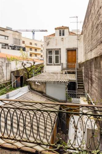 Prédio devoluto na Baixa do Porto