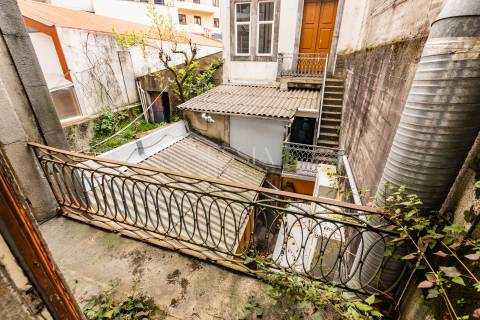 Prédio devoluto na Baixa do Porto