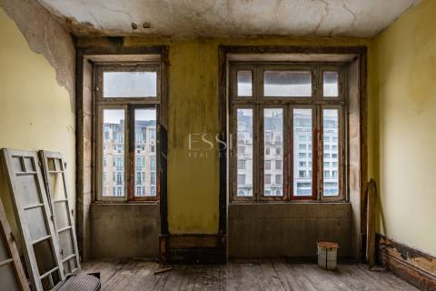 Prédio devoluto na Baixa do Porto
