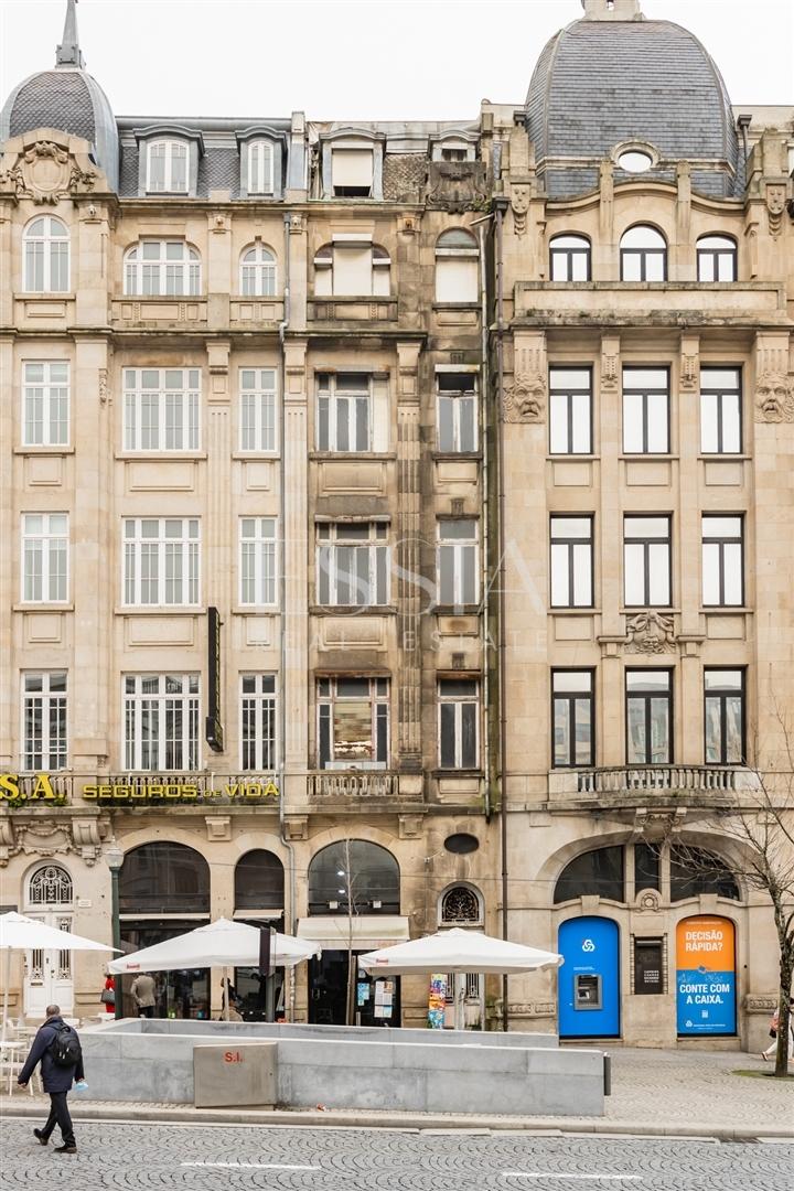Prédio devoluto na Baixa do Porto