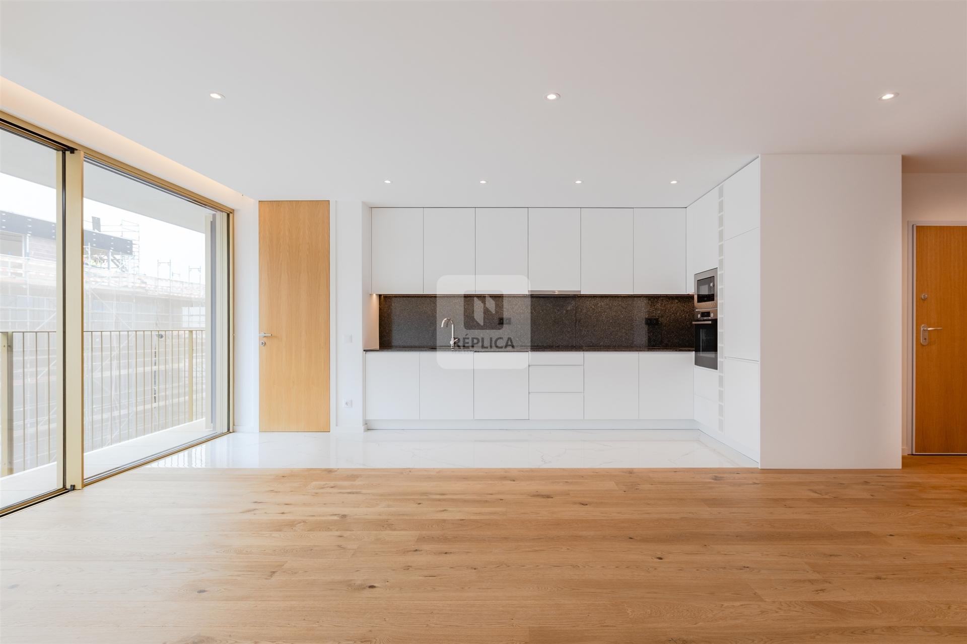 Apartamento T2 com Vistas de Rio e Mar em Canidelo &#124; Pronto a habitar