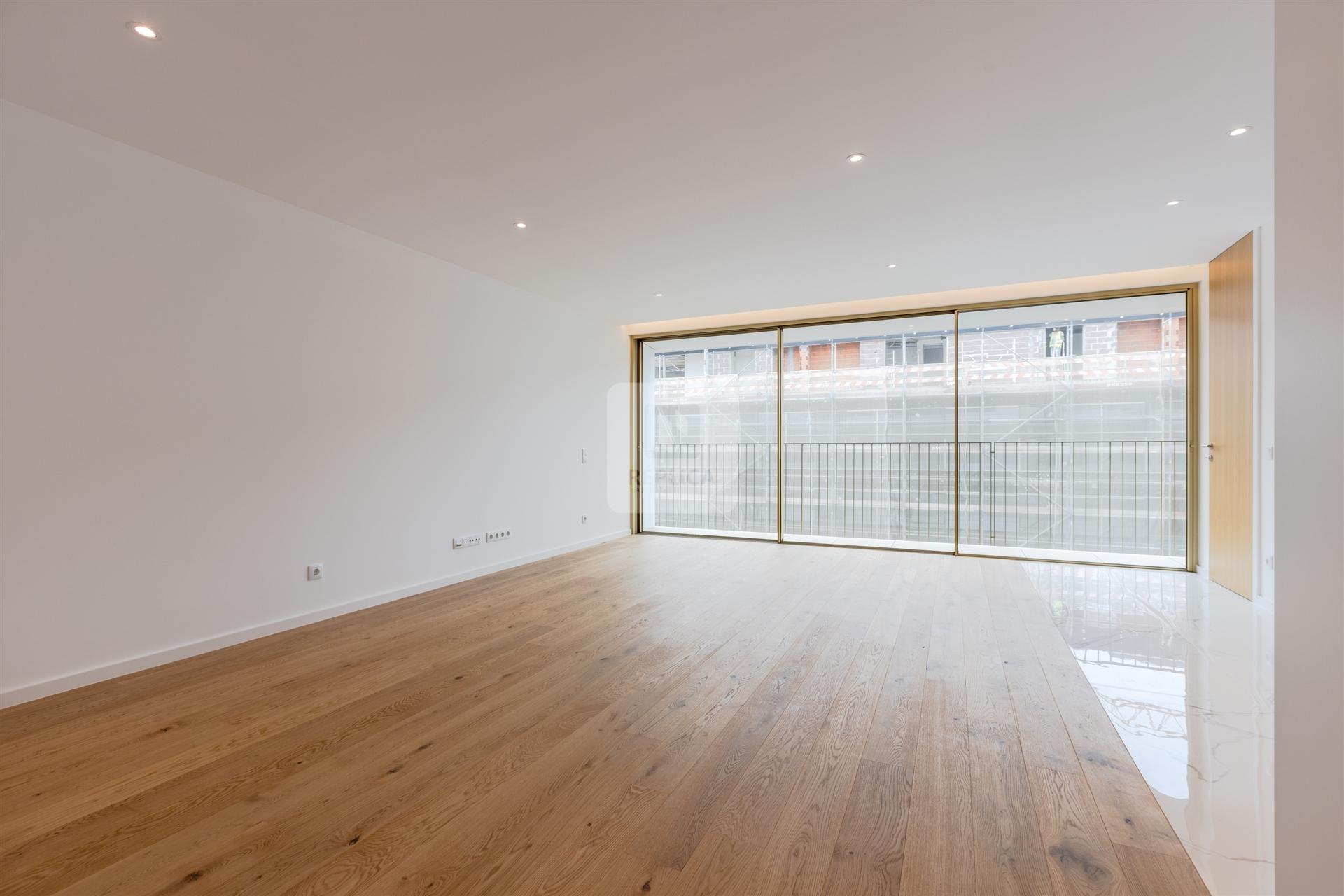 Apartamento T2 com Vistas de Rio e Mar em Canidelo &#124; Pronto a habitar