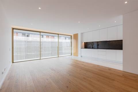 Apartamento T2 com Vistas de Rio e Mar em Canidelo &#124; Pronto a habitar