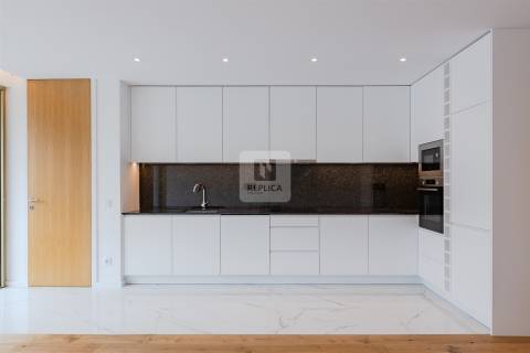 Apartamento T2 com Vistas de Rio e Mar em Canidelo &#124; Pronto a habitar